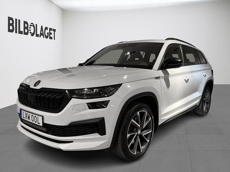Vit Begagnad 2022 Skoda Kodiaq SportLine SUV | 389 900 kr (Dyr) - Bild 1/4