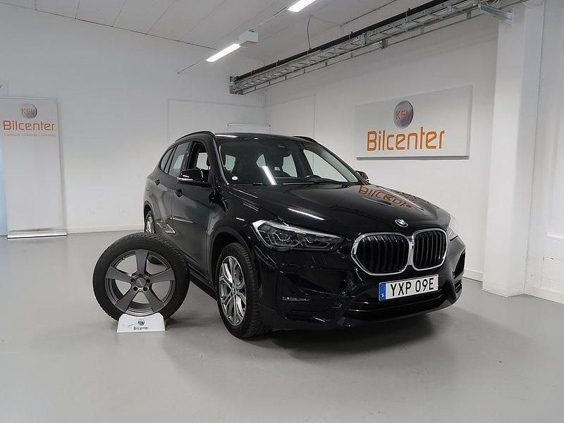 Svart Begagnad 2021 BMW X1 Sport Line SUV | 299 900 kr (Marknadspris) - Bild 1/3