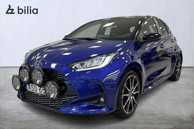 Blå Begagnad 2024 Toyota Yaris Hybrid Halvkombi | 289 900 kr - Bild 1/3