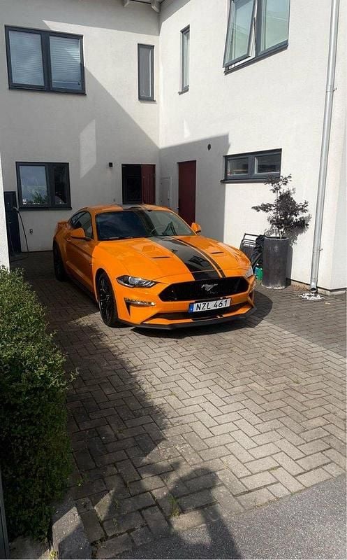 Orange Begagnad 2018 Ford Mustang GT Sportkupé | 500 000 kr (Dyr) - Bild 1/4