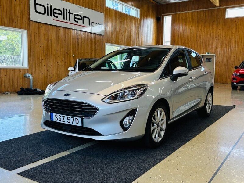 Grå Begagnad 2020 Ford Fiesta Titanium Halvkombi | 164 900 kr (Marknadspris) - Bild 1/3