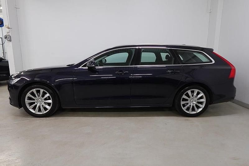 Begagnad Volvo V90 Momentum 190 HK (139 kW) 2018 Mörkblå (blå) Kombi