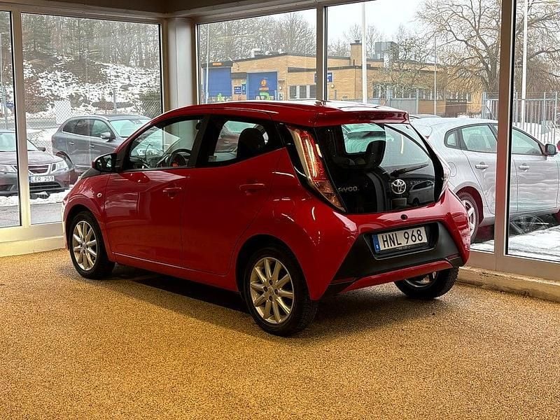 Begagnad Toyota Aygo X-play 69 HK (50 kW) 2018 Röd Halvkombi