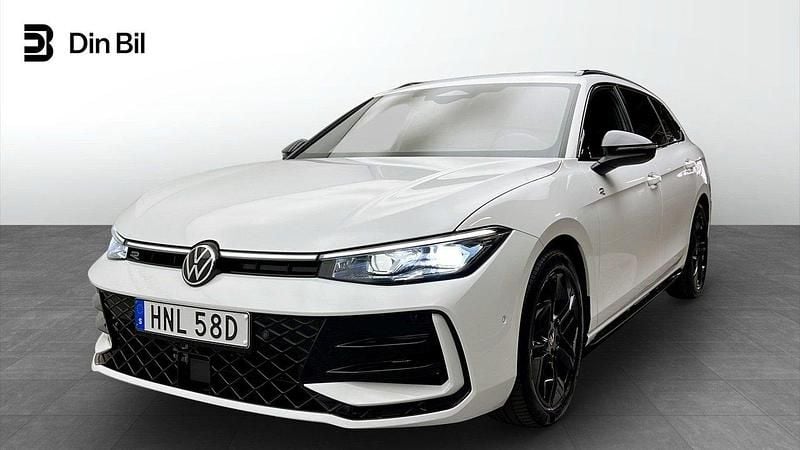 Vit Ny 2025 VW Passat R-line Kombi | 479 900 kr (Superpris) - Bild 1/4