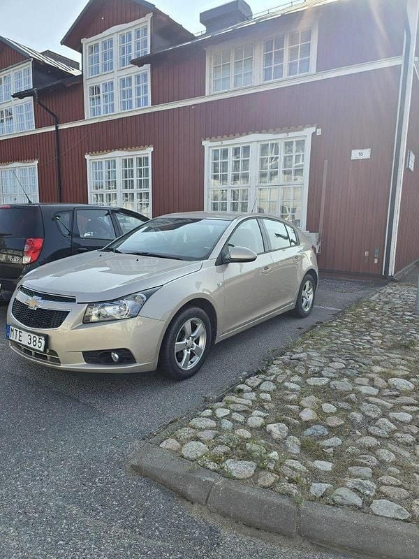Gul Begagnad 2012 Chevrolet Cruze Halvkombi | 40 000 kr (Marknadspris) - Bild 1/4