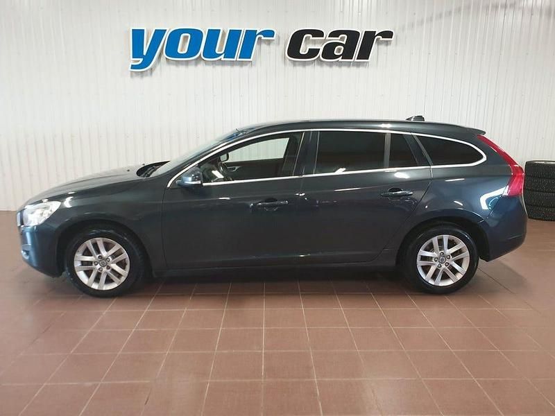 Grå (gråmetallic) Begagnad 2012 Volvo V60 Kombi | 114 500 kr (Marknadspris) - Bild 1/4