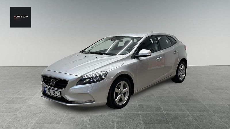 Silver Begagnad 2013 Volvo V40 Kinetic Kombi | 109 900 kr (Marknadspris) - Bild 1/4