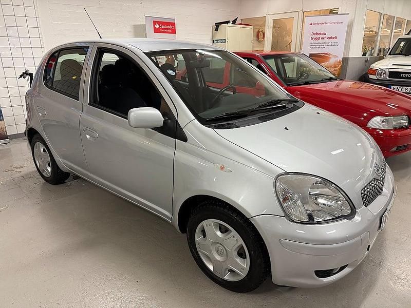 Silver Begagnad 2005 Toyota Yaris Halvkombi | 34 900 kr (Marknadspris) - Bild 1/4