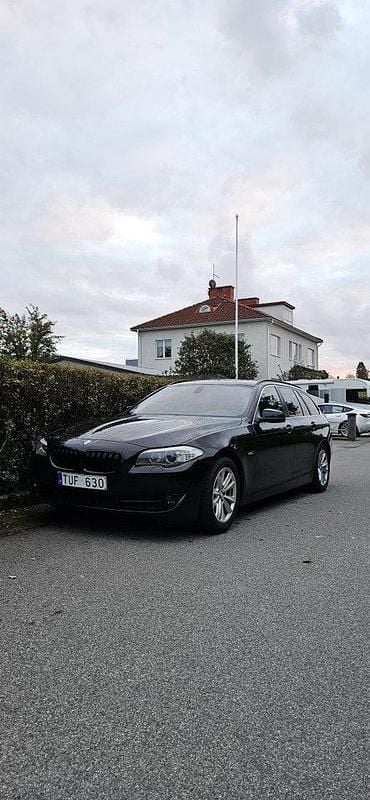 Svart Begagnad 2011 BMW 520 Kombi | 98 000 kr (Marknadspris) - Bild 1/4