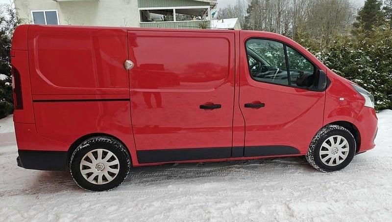 Begagnad Renault Trafic 125 HK (91 kW) 2018 Röd Minibuss