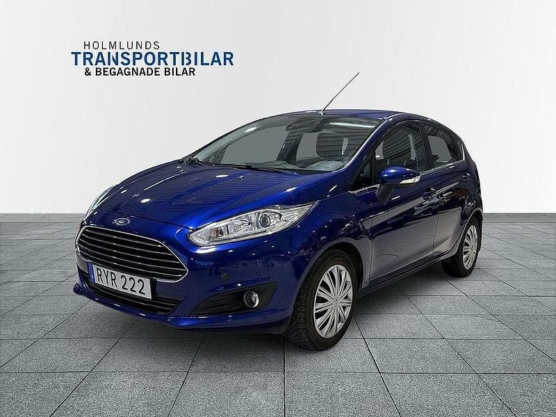 Begagnad Ford Fiesta Titanium 101 HK (74 kW) 2015 Blå Halvkombi
