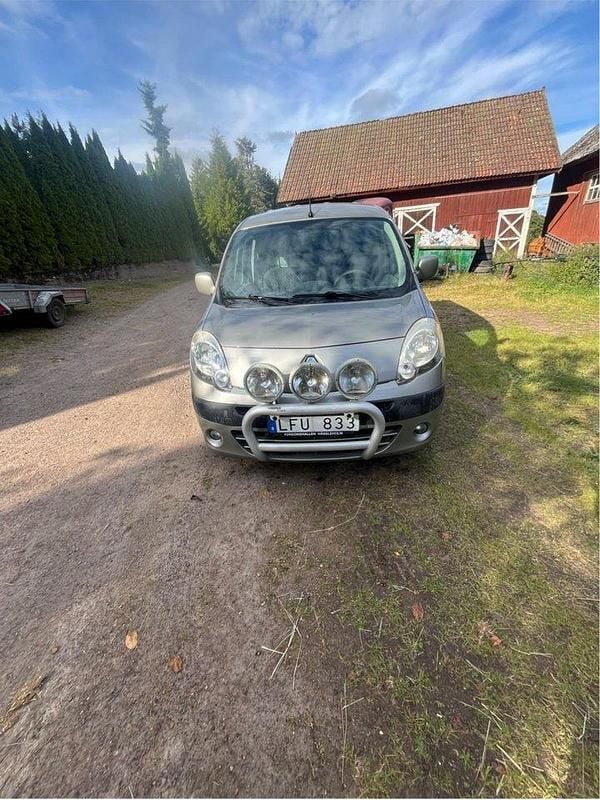 Grå Begagnad 2011 Renault Kangoo Minibuss | 32 000 kr (Marknadspris) - Bild 1/4