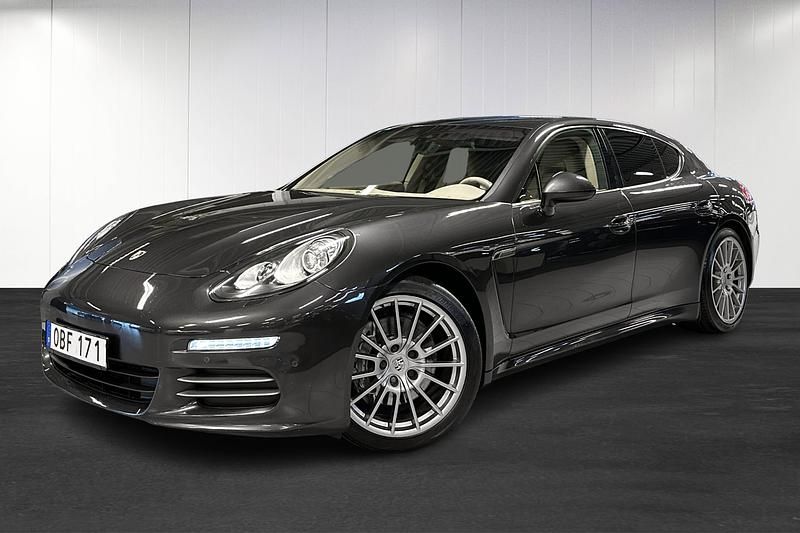 Grå Begagnad 2014 Porsche Panamera 4 Sedan | 344 900 kr (Marknadspris) - Bild 1/4