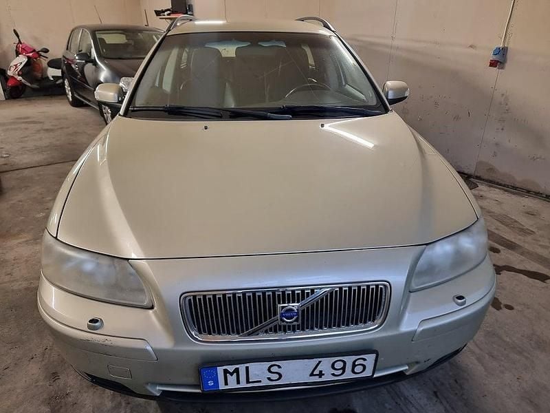 Begagnad Volvo V70 Kinetic 170 HK (125 kW) 2006 Brun Kombi