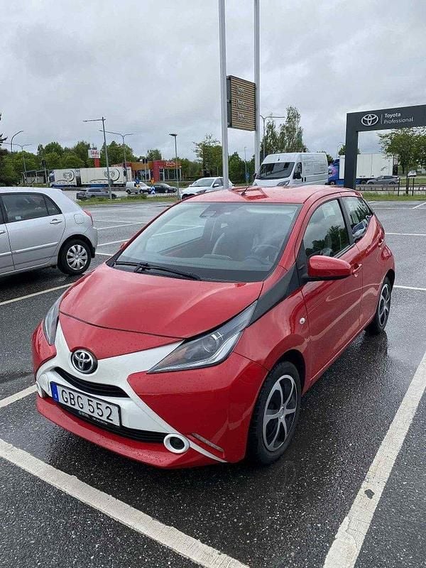 Röd Begagnad 2018 Toyota Aygo X-play Halvkombi | 64 000 kr (Bra pris) - Bild 1/4