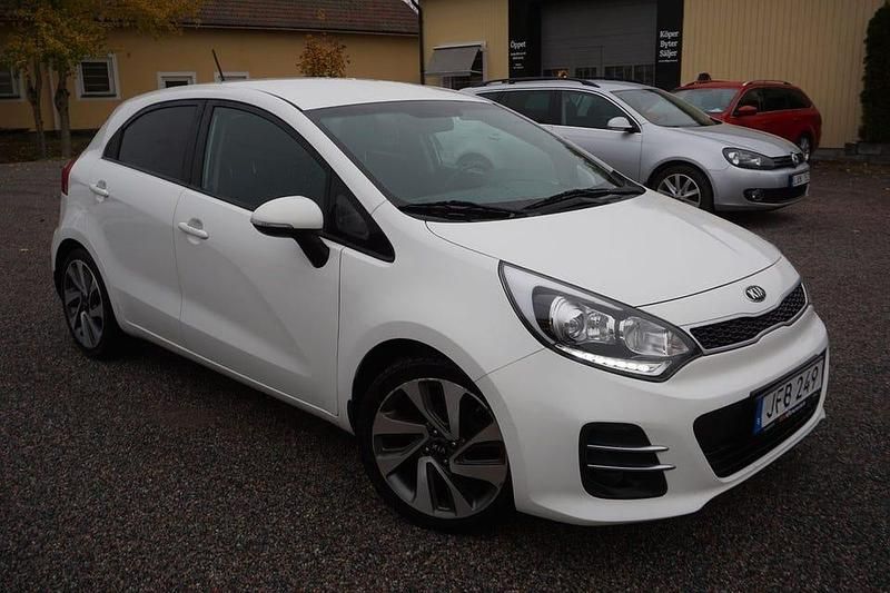 Vit Begagnad 2015 Kia Rio Halvkombi | 89 900 kr (Marknadspris) - Bild 1/4