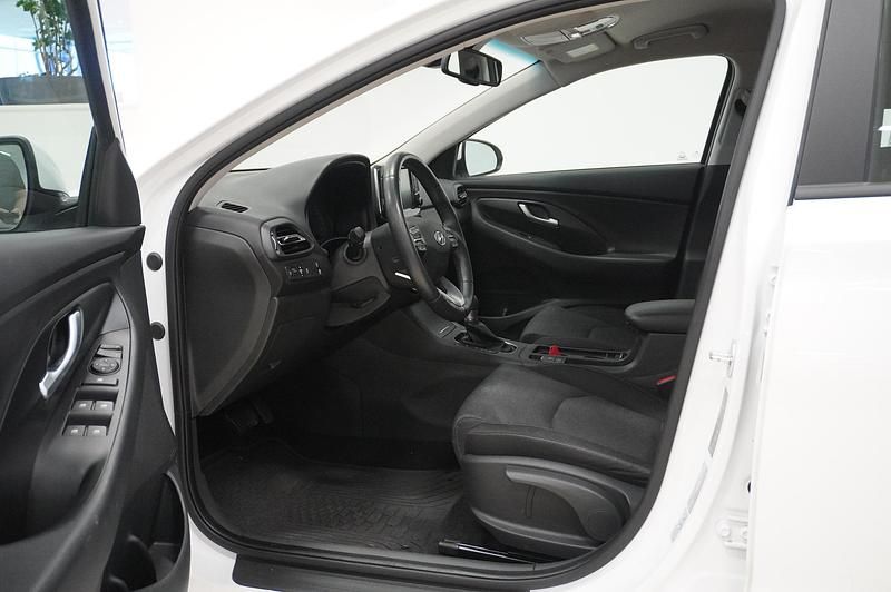 Begagnad Hyundai i30 Essential 120 HK (88 kW) 2023 Vit Kombi