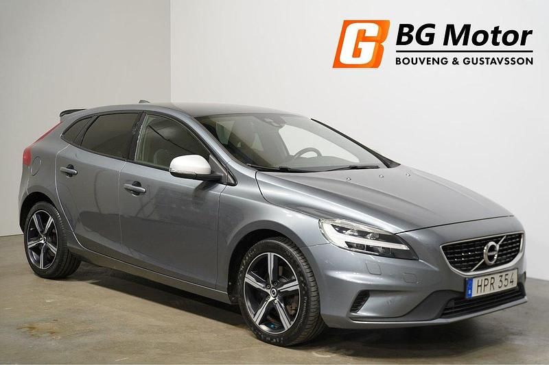Grå Begagnad 2018 Volvo V40 R-Design Momentum Kombi | 184 900 kr (Marknadspris) - Bild 1/4