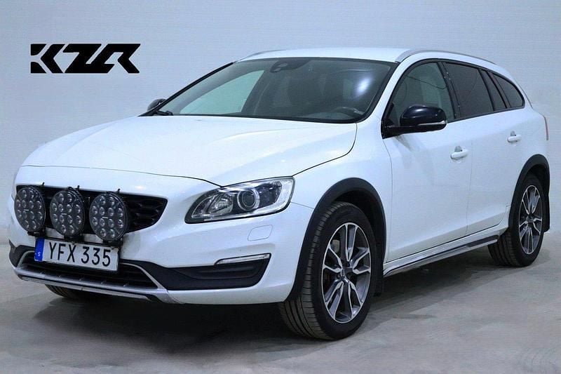 Vit Begagnad 2016 Volvo V60 CC Momentum Kombi | 119 900 kr - Bild 1/4