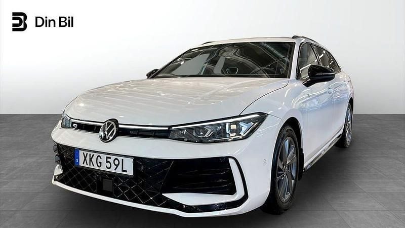 Vit Begagnad 2025 VW Passat R-line Kombi | 439 900 kr (Marknadspris) - Bild 1/4