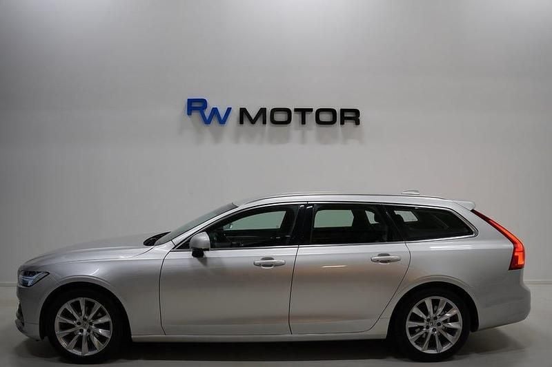 Begagnad Volvo V90 Momentum 150 HK (110 kW) 2018 Silver Kombi