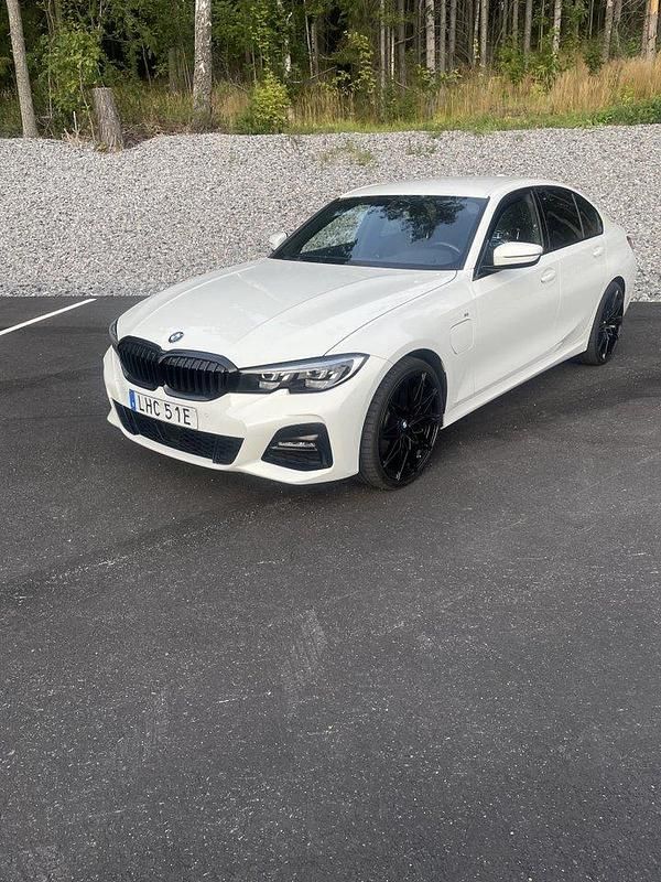 Vit Begagnad 2020 BMW 330e M Sport Sedan | 308 000 kr (Marknadspris) - Bild 1/4