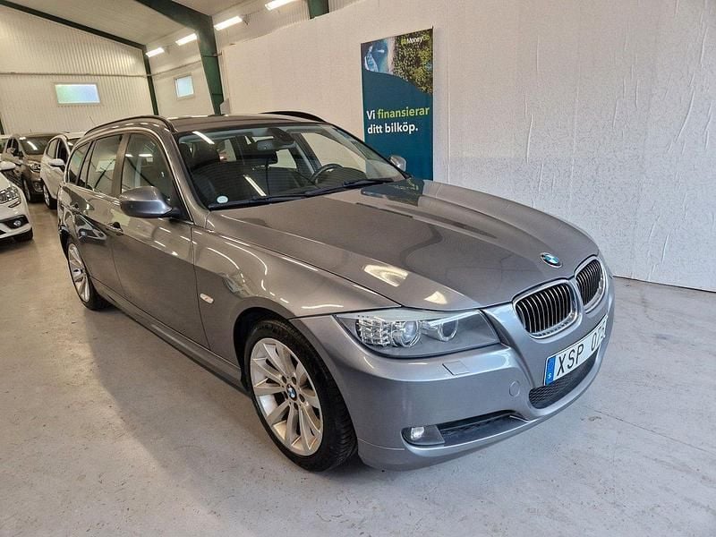 Grå Begagnad 2011 BMW 325 Kombi | 99 800 kr (Marknadspris) - Bild 1/4