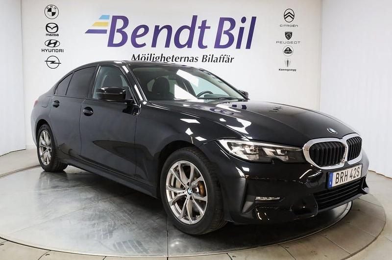Black sapphire metallic Begagnad 2020 BMW 330 Sport Line Sedan | 259 500 kr (Marknadspris) - Bild 1/3