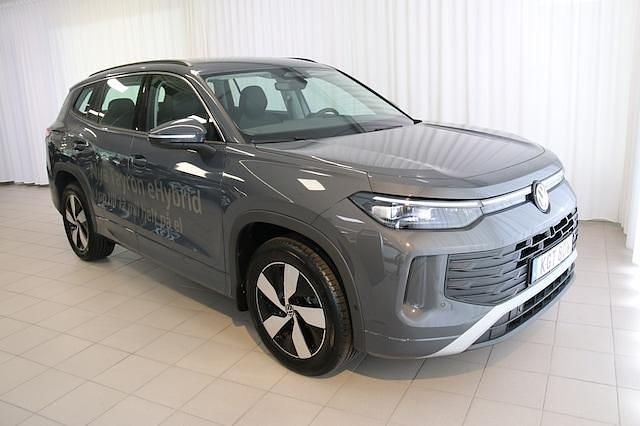 Grå Begagnad 2024 VW Tayron Life SUV | 489 000 kr (Marknadspris) - Bild 1/4