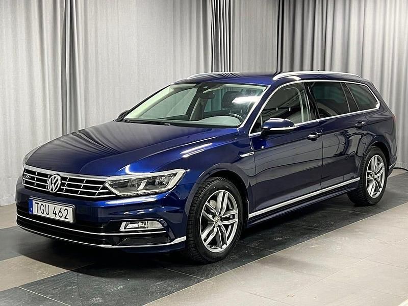 Mörkblå Begagnad 2018 VW Passat R-line Kombi | 229 900 kr (Marknadspris) - Bild 1/4