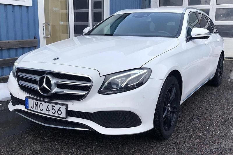 Vit Begagnad 2018 Mercedes E220 Kombi | 265 000 kr (Bra pris) - Bild 1/4