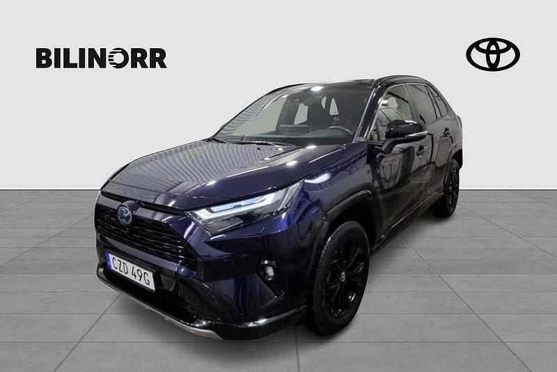 Blå Begagnad 2023 Toyota RAV4 Hybrid Style SUV | 449 900 kr (Marknadspris) - Bild 1/4