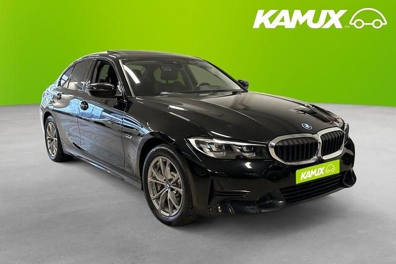 Svart Begagnad 2022 BMW 330 Sport Line Sedan | 309 700 kr (Bra pris) - Bild 1/3