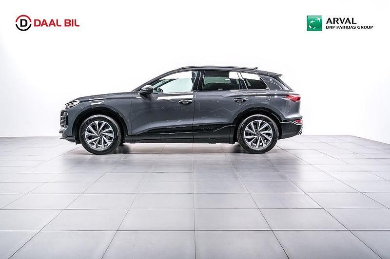 Grå Begagnad 2025 Audi Q6 e-tron Comfort SUV | 699 700 kr (Superpris) - Bild 1/4