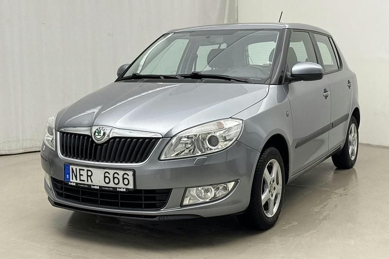 Silver Begagnad 2013 Skoda Fabia Elegance | 80 000 kr (Dyr) - Bild 1/4