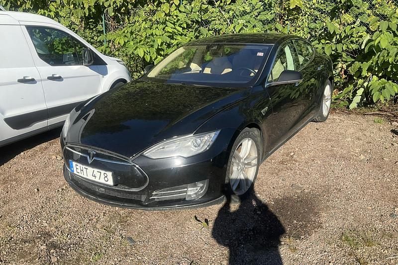 Svart Begagnad 2015 Tesla Model S Sedan | 60 000 kr - Bild 1/3