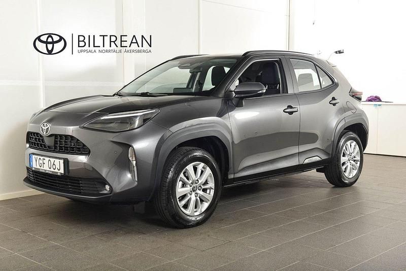 Mörkgrå (grå) Begagnad 2024 Toyota Yaris Cross Active SUV | 279 900 kr (Marknadspris) - Bild 1/4