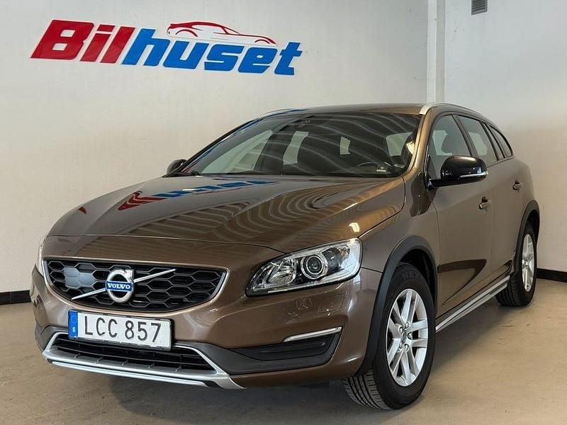 Begagnad Volvo V60 CC Momentum 150 HK (110 kW) 2015 Brun Kombi