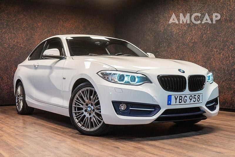 Vit Begagnad 2015 BMW 220 Sportkupé | 199 500 kr (Superpris) - Bild 1/4