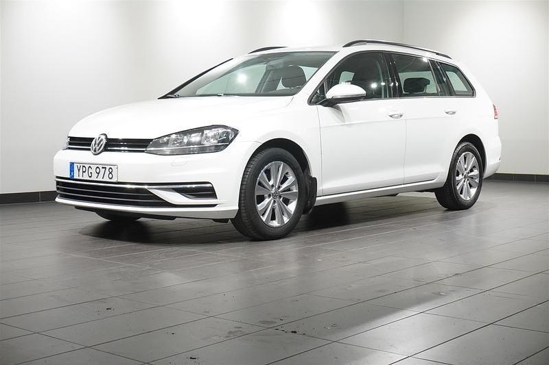 Vit Begagnad 2017 VW Golf VII Kombi | 134 900 kr (Lite dyr) - Bild 1/4