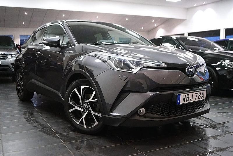 Mörkgrå Begagnad 2019 Toyota C-HR Edition SUV | 204 900 kr (Marknadspris) - Bild 1/4