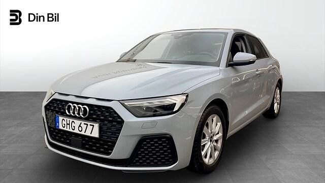Grå Begagnad 2022 Audi A1 Sportback Proline Halvkombi | 214 000 kr (Marknadspris) - Bild 1/4