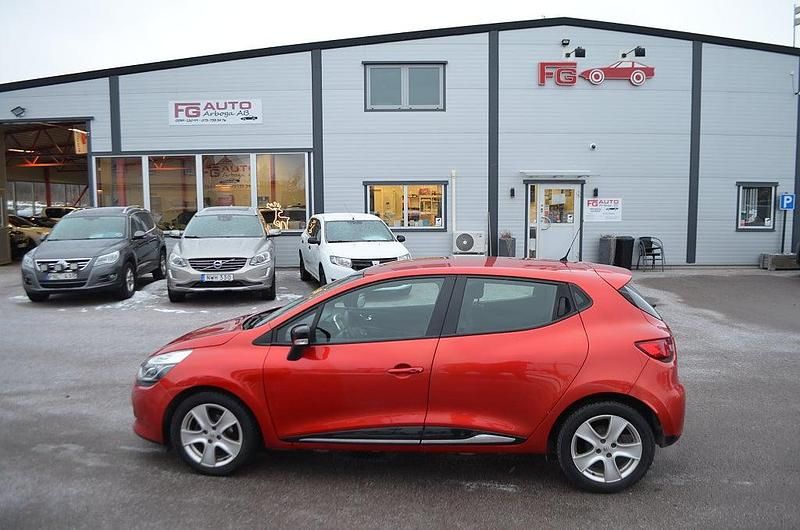 Röd Begagnad 2014 Renault Clio IV Dynamique Halvkombi | 49 000 kr (Bra pris) - Bild 1/4