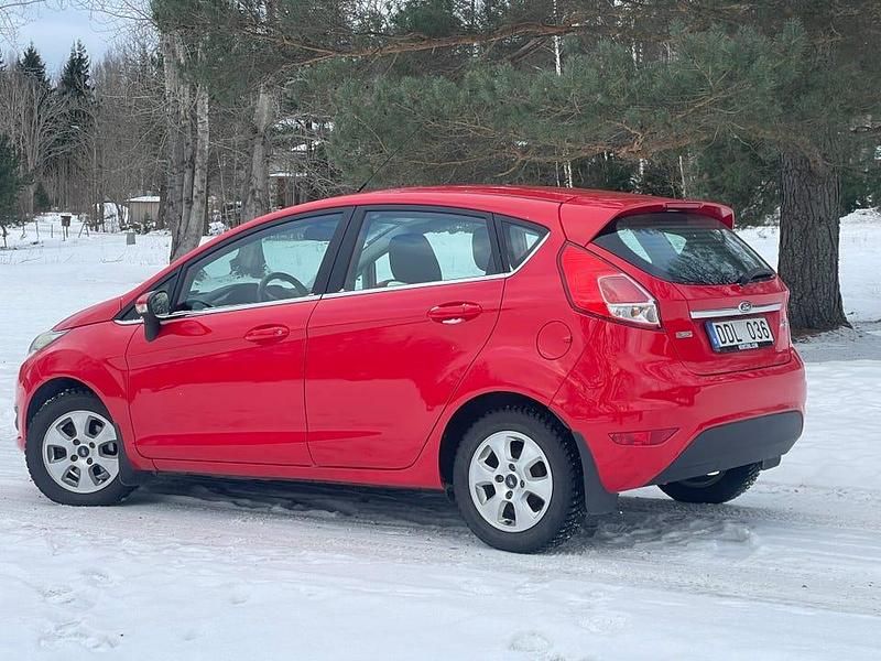 Begagnad Ford Fiesta 101 HK (74 kW) 2014 Röd Halvkombi