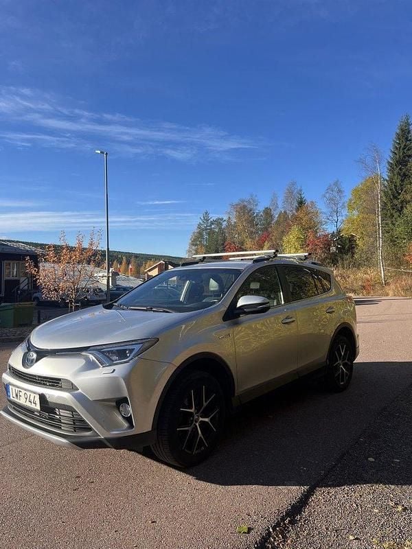 Silver Begagnad 2016 Toyota RAV4 Hybrid Active SUV | 179 900 kr (Marknadspris) - Bild 1/4