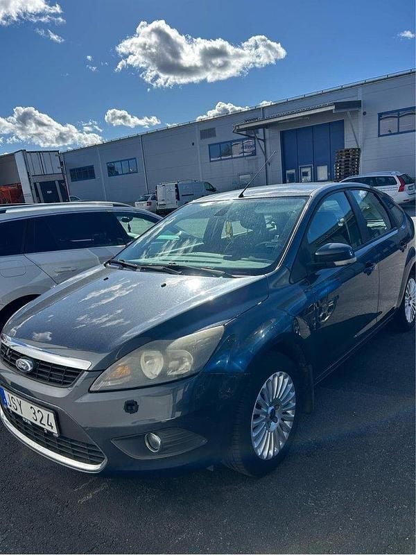 Grå Begagnad 2009 Ford Focus Titanium Halvkombi | 59 900 kr (Lite dyr) - Bild 1/4