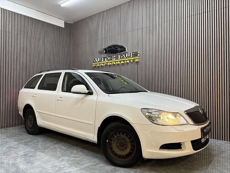 Vit Begagnad 2011 Skoda Octavia Ambiente Kombi | 39 900 kr (Dyr) - Bild 1/4