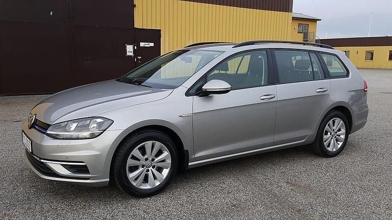 Silver Begagnad 2019 VW Golf VII Comfortline Kombi | 139 900 kr (Dyr) - Bild 1/4