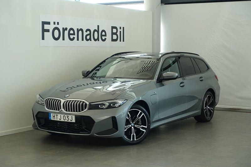 Grå Begagnad 2024 BMW 330e M Sport Kombi | 489 000 kr (Marknadspris) - Bild 1/4