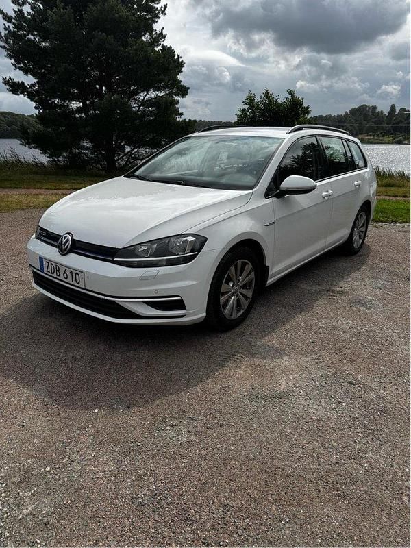 Vit Begagnad 2018 VW Golf VII Kombi | 79 900 kr (Marknadspris) - Bild 1/4